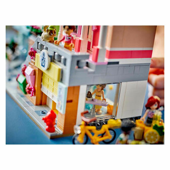 LEGO Friends 42670 Heartlake City Appartementen En Winkels