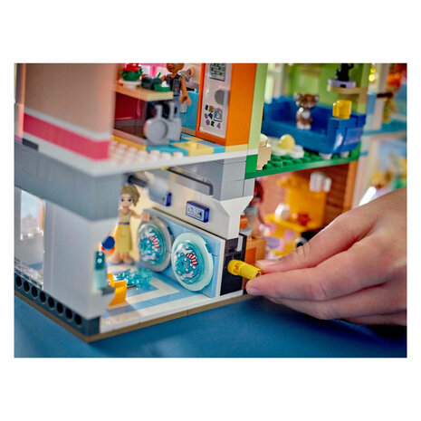 LEGO Friends 42670 Heartlake City Appartementen En Winkels