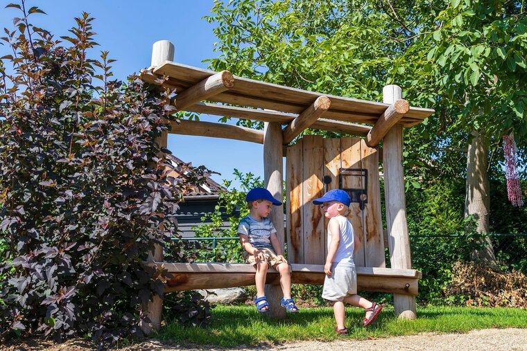 Robinia bushalte voor openbaar gebruik 180cm x 80cm