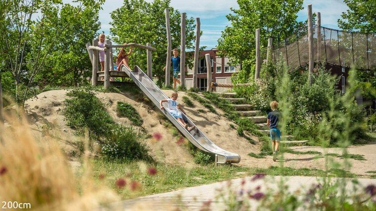 Robinia heuvelglijbaan met bordes voor openbaar gebruik 290cm x 150cm