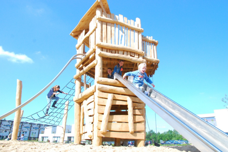 Robinia Speeltoren voor openbaar gebruik 840cm x 1300cm