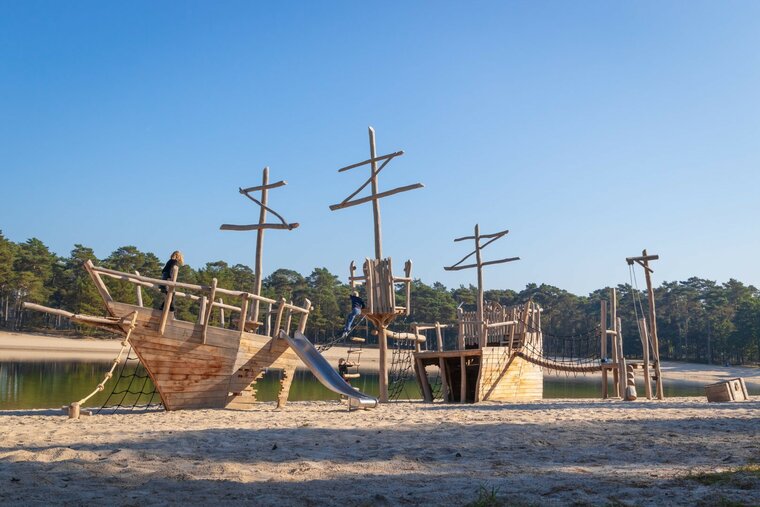 Robinia Speelschip de Zeeschuimer voor openbaar gebruik 1600cm x 800cm