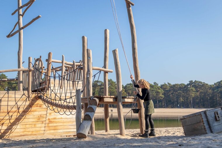 Robinia Speelschip de Zeeschuimer voor openbaar gebruik 1600cm x 800cm