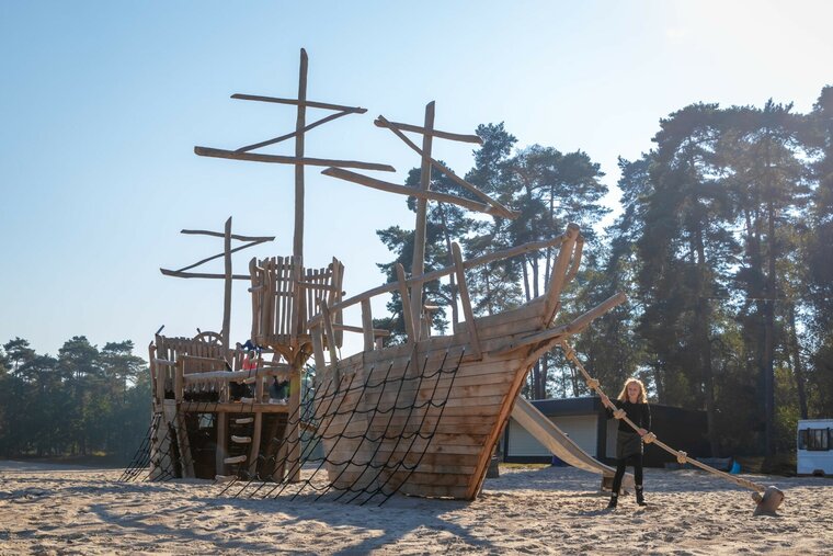 Robinia Speelschip de Zeeschuimer voor openbaar gebruik 1600cm x 800cm