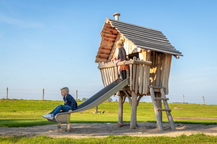 Robinia jagershut met glijbaan voor openbaar gebruik 350cm x 150cm