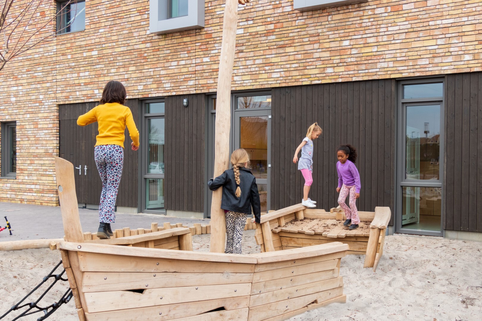 Robinia Zandspeelboot voor openbaar gebruik 600cm x 250cm